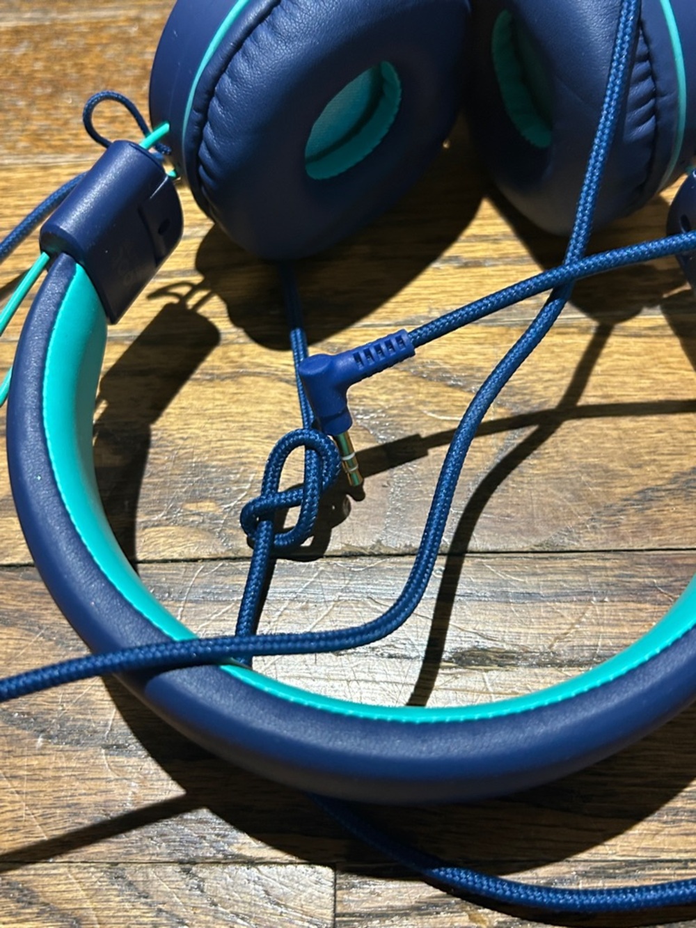 Over-Ear Wired Headphones in Teal and Navy - Comfortable Sound - Picture 6 of 9